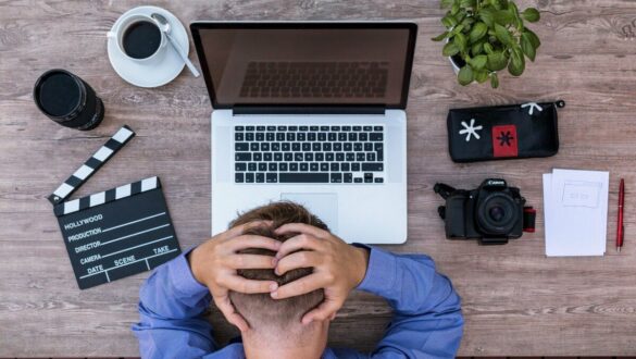 Une personne nerveuse devant son bureau