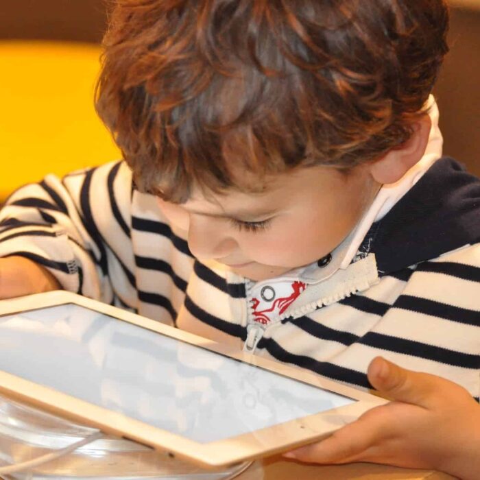 Enfant qui joue à un iPad