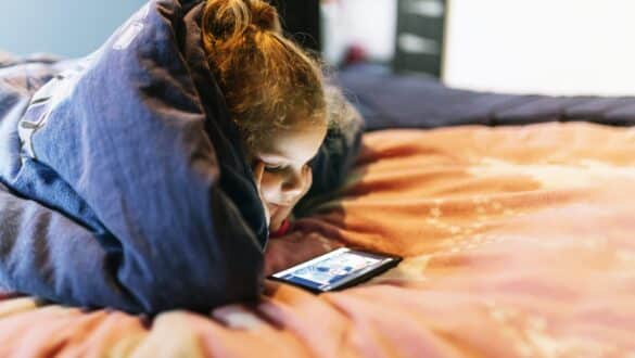 Une petite fille qui joue avec un Smartphone